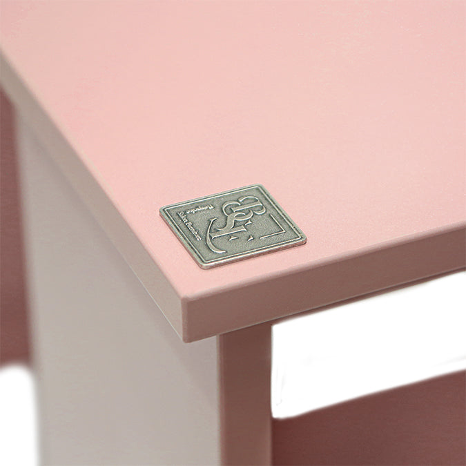 Dynamic Nail Desk